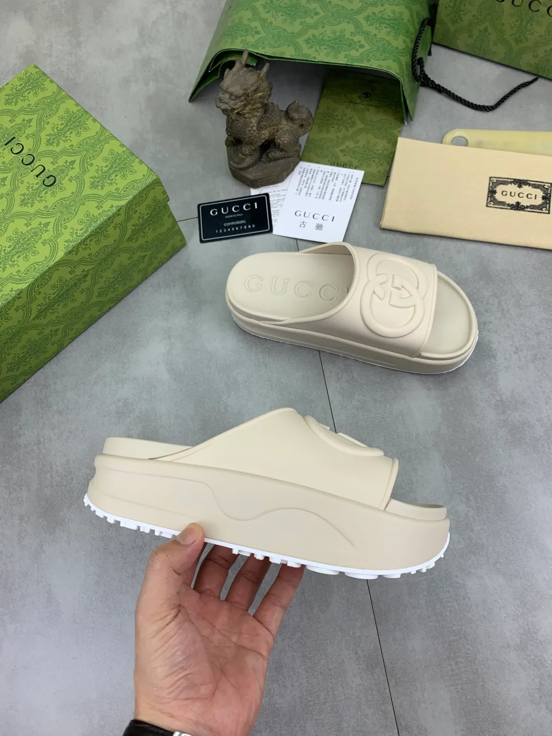 Men's Men's Shoes 💰P300💰[New Style] High Version 🎁🎁🎁 GUCCI New Year of the Snake casual slippers, original official website, perfect workmanship, transmitting a kind of noble luxury, sublimating its definition of luxury in Gucci's high-end extraordinary craftsmanship. Original Gucci double G combination outsole, code number: 35-46, complete package